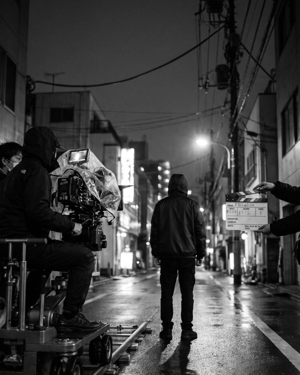 夜の路地で行われるミュージックビデオの撮影
